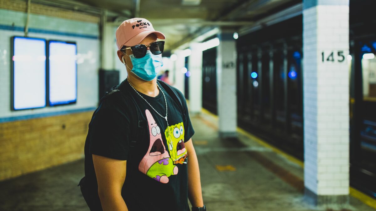 В Нью-Йорке отменили требование обязательного ношения масок в общественном транспорте