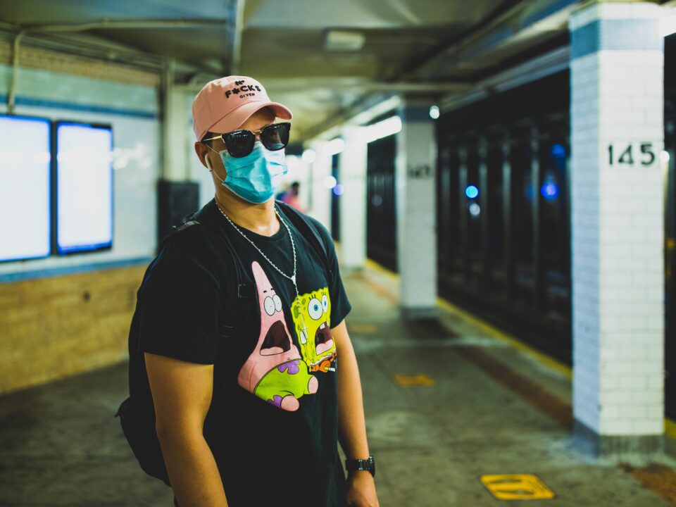 В Нью-Йорке отменили требование обязательного ношения масок в общественном транспорте