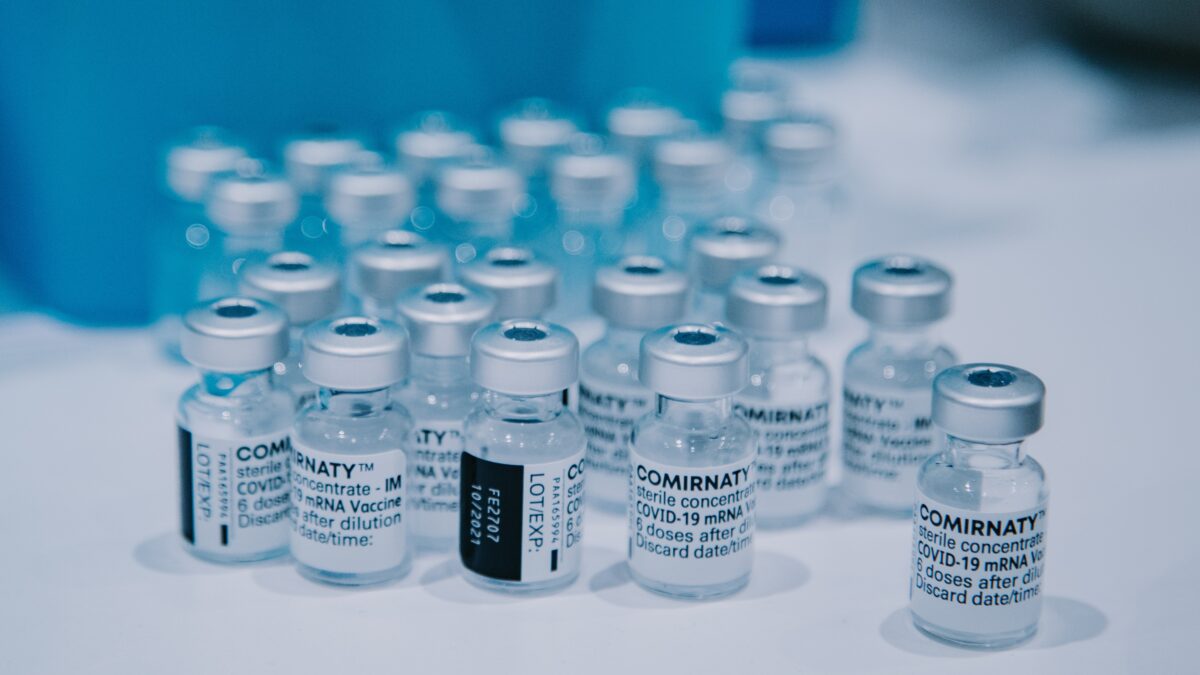 FDA рассмотрит данные о риске инсульта после мРНК-вакцин от COVID-19